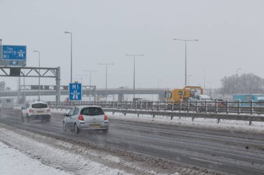 Kar fırtınası sırasında İngiliz otoyol M1
