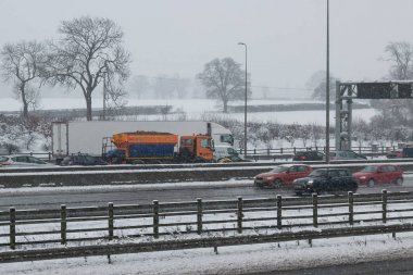 Kar fırtınası sırasında İngiliz otoyol M1
