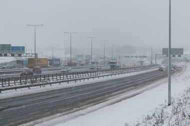 Kar fırtınası sırasında İngiliz otoyol M1