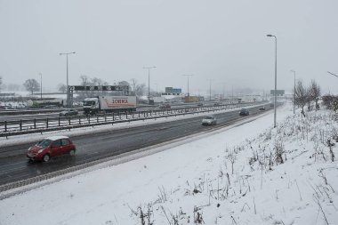 Kar fırtınası sırasında İngiliz otoyol M1