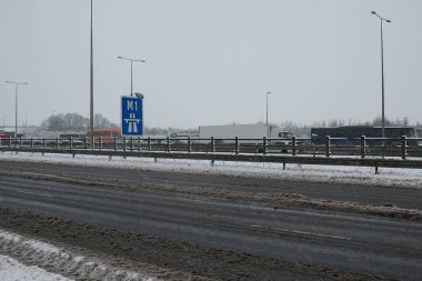 Kar fırtınası sırasında İngiliz otoyol M1