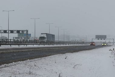 Kar fırtınası sırasında İngiliz otoyol M1