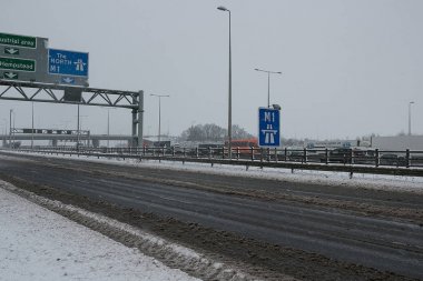 Kar fırtınası sırasında İngiliz otoyol M1