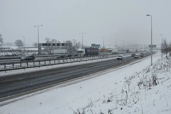 Kar fırtınası sırasında İngiliz otoyol M1 — Stok fotoğraf