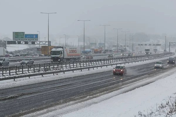 Kar fırtınası sırasında İngiliz otoyol M1 — Stok fotoğraf