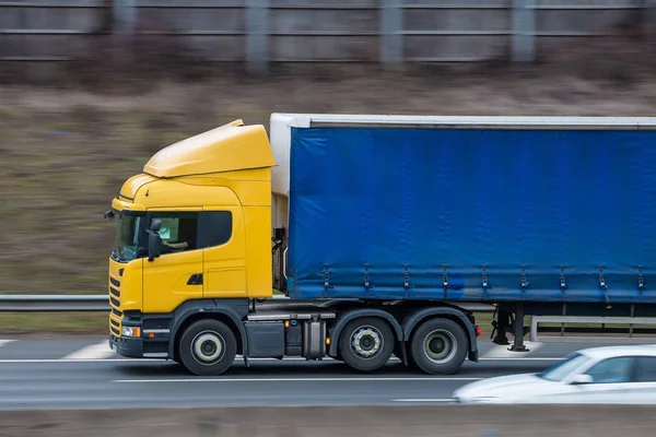 Żółty samochód ciężarowy z przyczepą niebieski — Zdjęcie stockowe