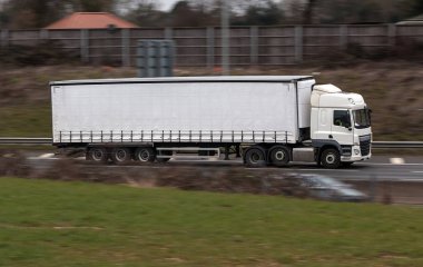 Beyaz kamyon hareket yolda