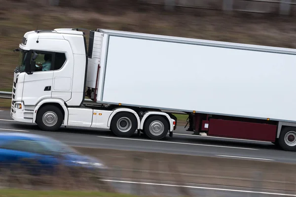 Vrachtwagen in beweging op de snelweg — Stockfoto