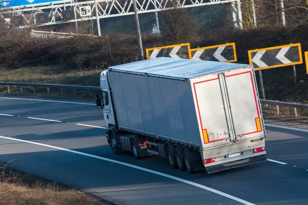 Transporte por carretera - camión en movimiento —  Fotos de Stock