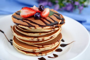 çikolata şurubu ile Pancakes