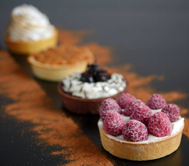 kek krem ve çilek ile