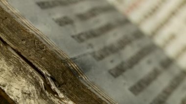 Kütüphanedeki eski kitaplar.