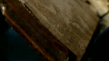 Kütüphanedeki eski kitaplar.