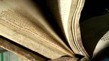 Kütüphanedeki eski kitaplar.