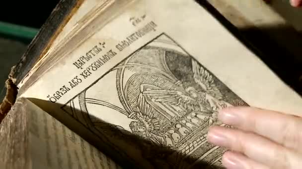 livres anciens dans la bibliothèque