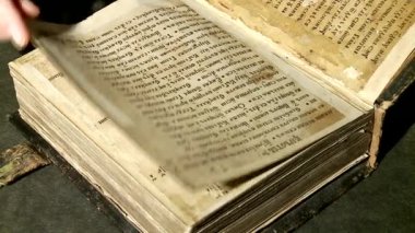 Kütüphanedeki eski kitaplar.