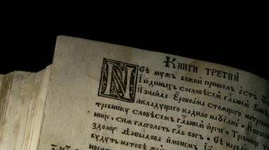 Kütüphanedeki eski kitaplar.