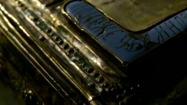 Kütüphanedeki eski kitaplar.