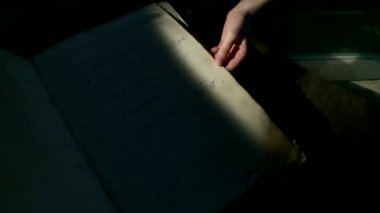 Kütüphanedeki eski kitaplar.