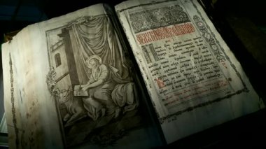 Kütüphanedeki eski kitaplar.