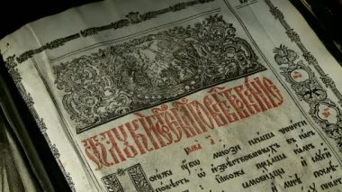 Kütüphanedeki eski kitaplar.