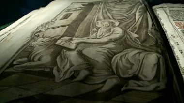 Kütüphanedeki eski kitaplar.