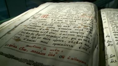 Kütüphanedeki eski kitaplar.