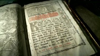 Kütüphanedeki eski kitaplar.