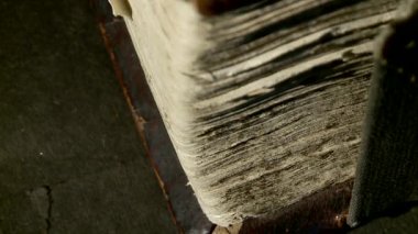 Kütüphanedeki eski kitaplar.