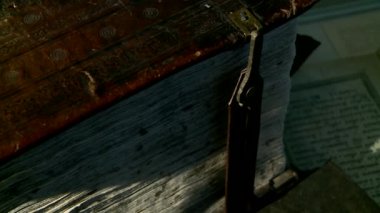 Kütüphanedeki eski kitaplar.