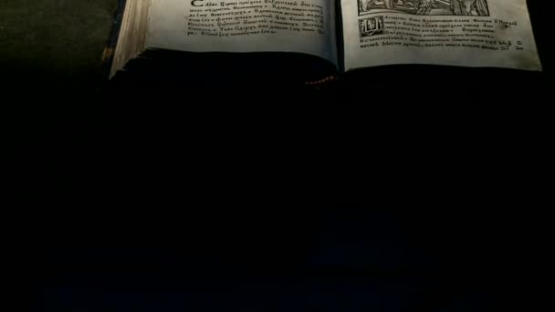 livres anciens dans la bibliothèque