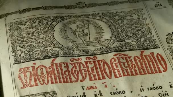 livres anciens dans la bibliothèque