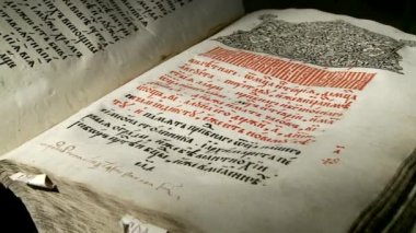 Kütüphanedeki eski kitaplar.