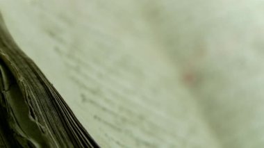 Kütüphanedeki eski kitaplar.