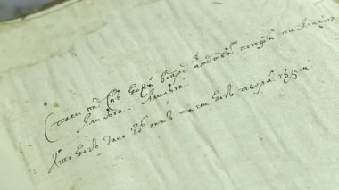 Kütüphanedeki eski kitaplar.