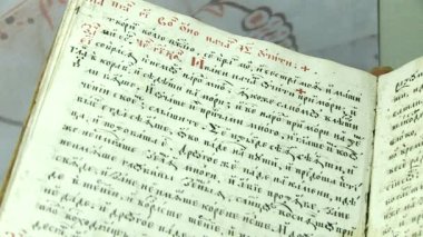 Kütüphanedeki eski kitaplar.