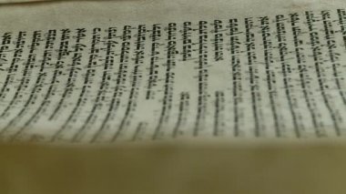 Kütüphanedeki eski kitaplar.