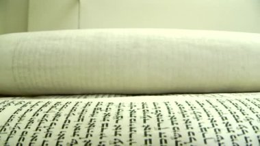 Kütüphanedeki eski kitaplar.