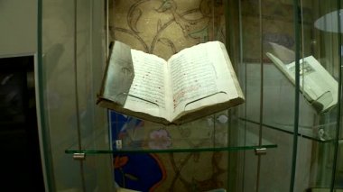 Kütüphanedeki eski kitaplar.