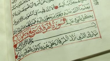 Kütüphanedeki eski kitaplar.