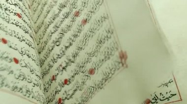 Kütüphanedeki eski kitaplar.