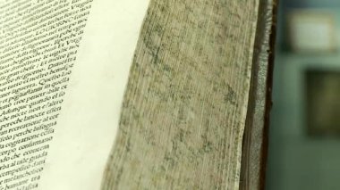 Kütüphanedeki eski kitaplar.