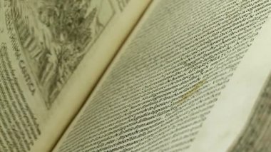 Kütüphanedeki eski kitaplar.