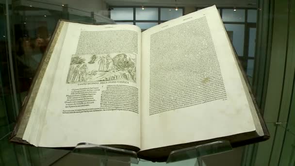 Livres anciens dans la bibliothèque — Video