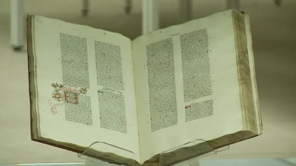 Oude boeken in de bibliotheek — Stockvideo