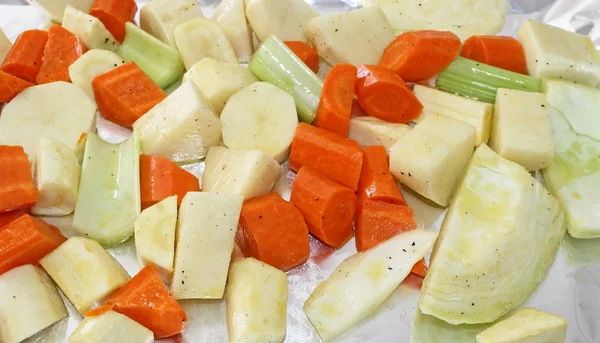 Verduras surtidas sazonadas y listas para asar —  Fotos de Stock