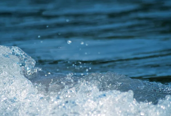 Aqua Mavi Göl sularının dalga sıçrama ile