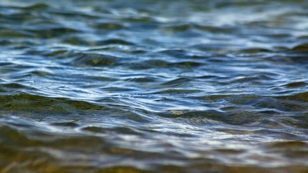 Ruhiges blaues Seewasser mit sanftem Plätschern an der Oberfläche — Stockfoto