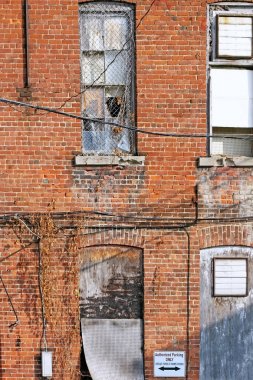 Bina dış eski kırık camlar ile aşağı koşmak 