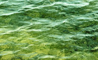 Zümrüt yeşil suları ile yüzeyi yumuşak dalgalanmalar